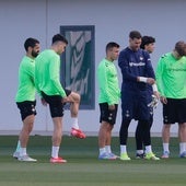 Fran Vieites, segundo por la derecha, junto a varios compañeros en el entrenamiento del Betis