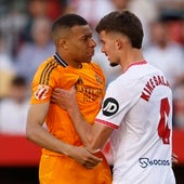 Kike Salas agarra a Mbappé en el último partido de Liga contra el Real Madrid