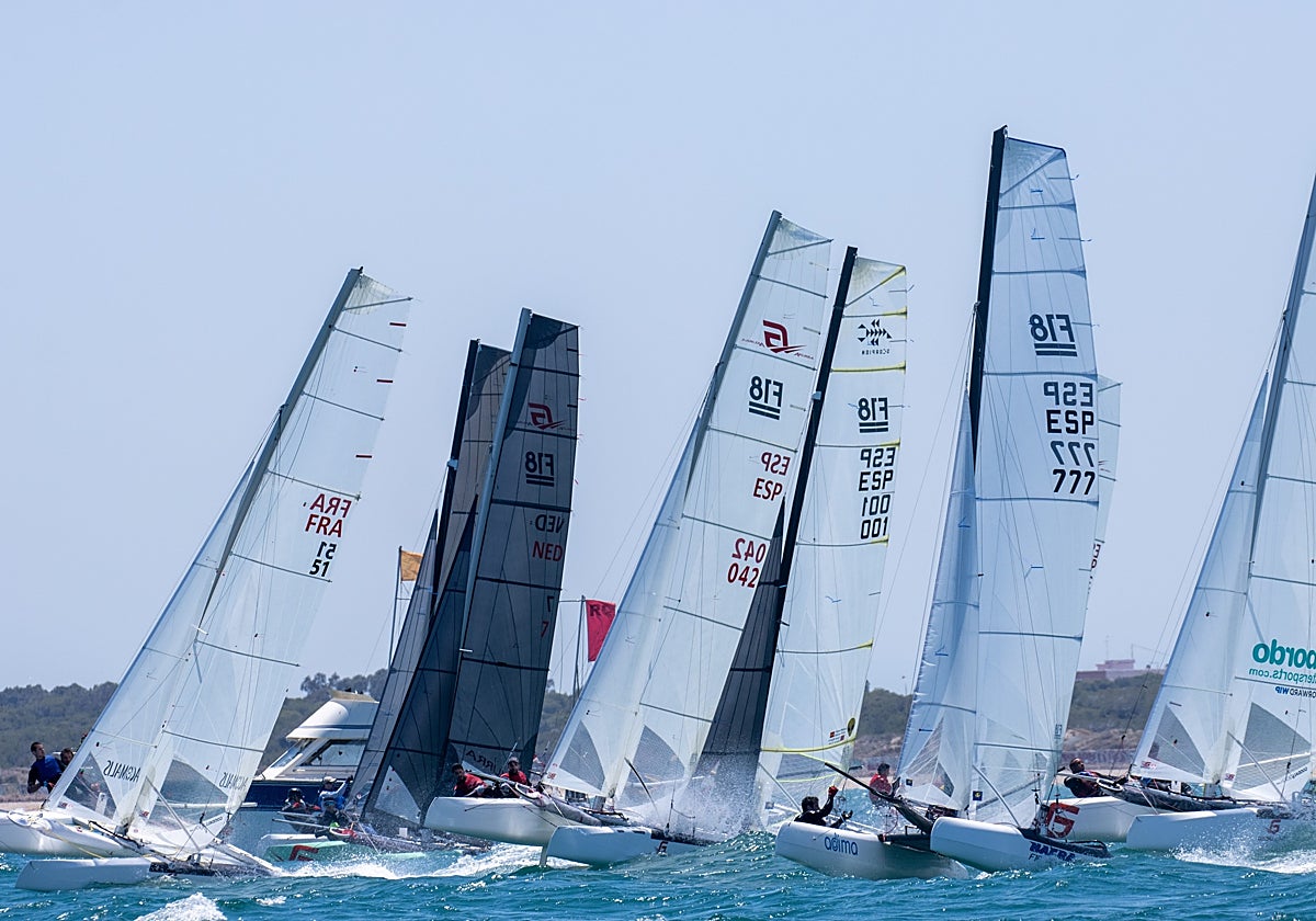 Catamaranes Clase A navegando en aguas valencianas