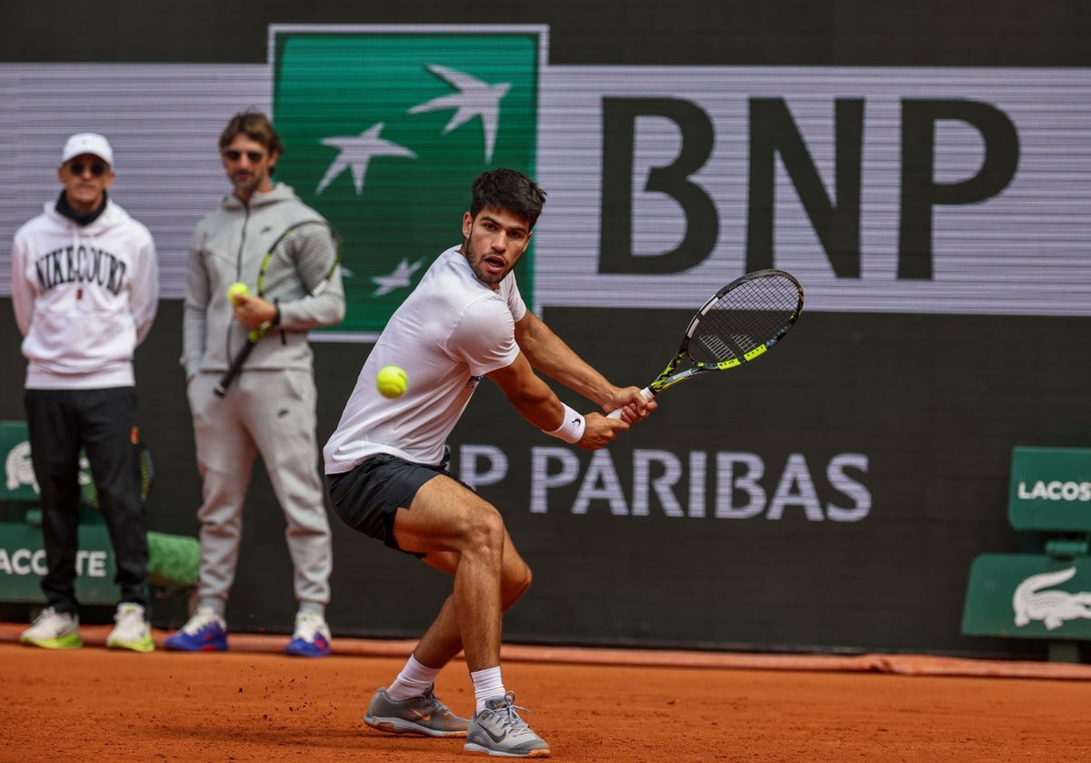 Alcaraz, durante un entrenamiento en Roland Garros