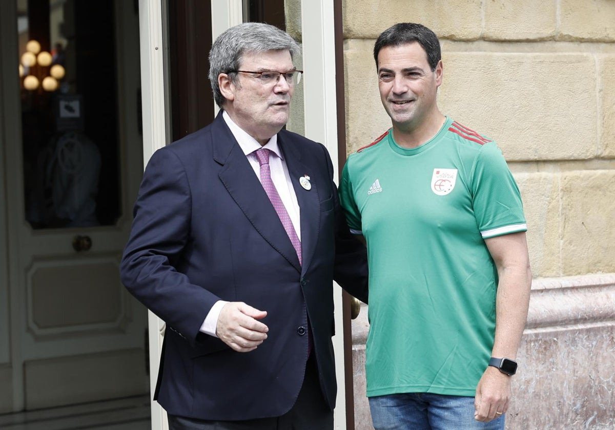 El lendakari, Imanol Pradales (d), y el alcalde de Bilbao, Juan Mari Aburto (i), este miércoles en el partido amistoso entre los equipos 'UEFA Legends' y 'Basque Legends'
