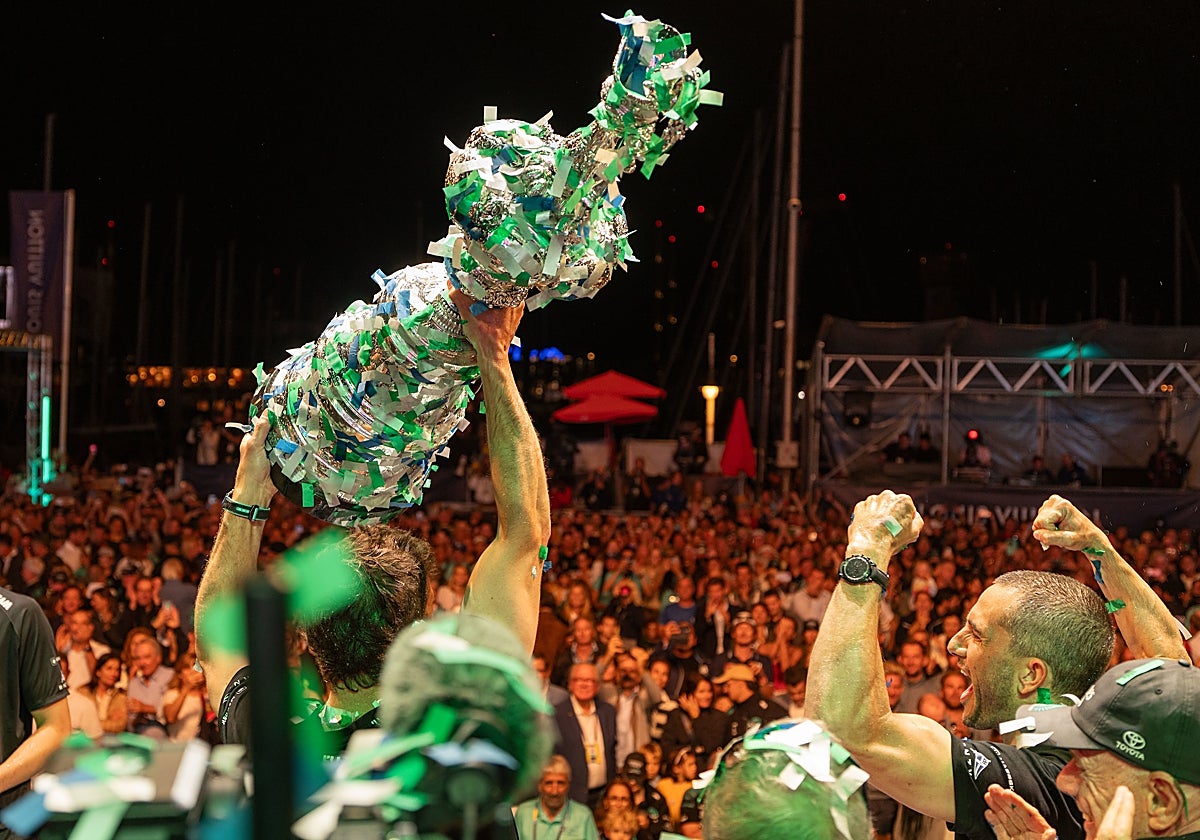 El Team New Zealand celebrando su victoria en Barcelona