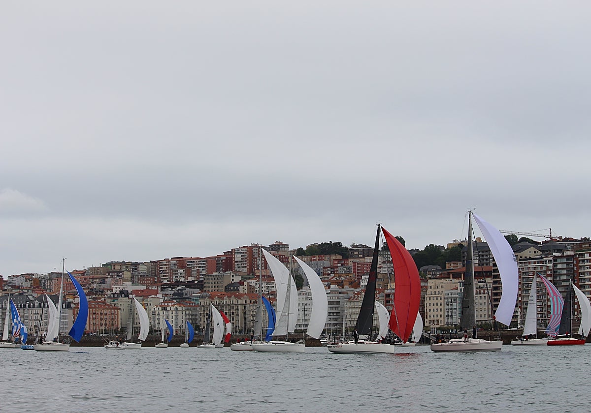 Salida de la regata S.A.R. Don Felipe de Borbón en la bahía de Santander