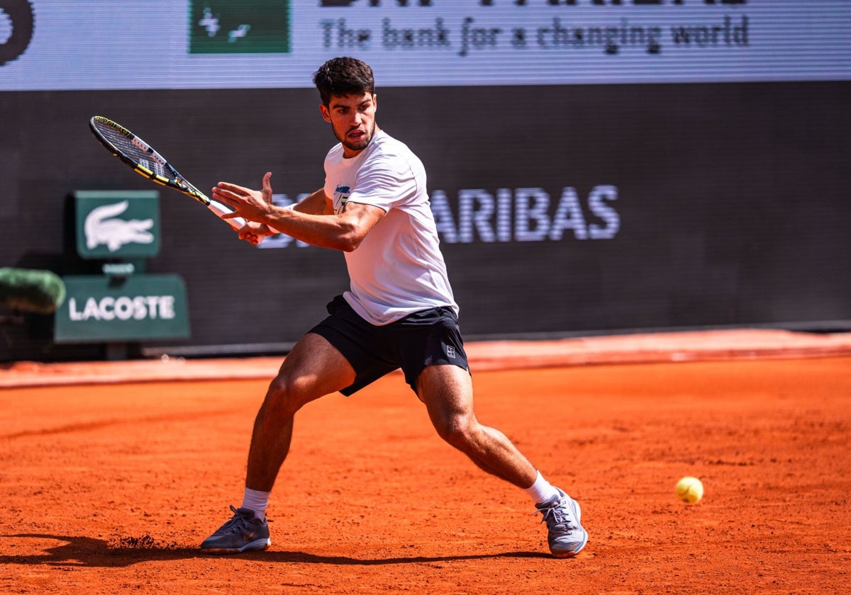 Carlos Alcaraz, en un entrenamiento en Roland Garros