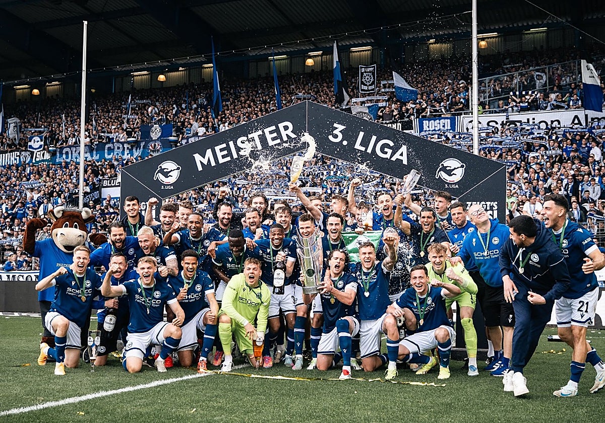 El Ariminia Bielefeld celebra su reciente ascenso a la Segunda división alemana