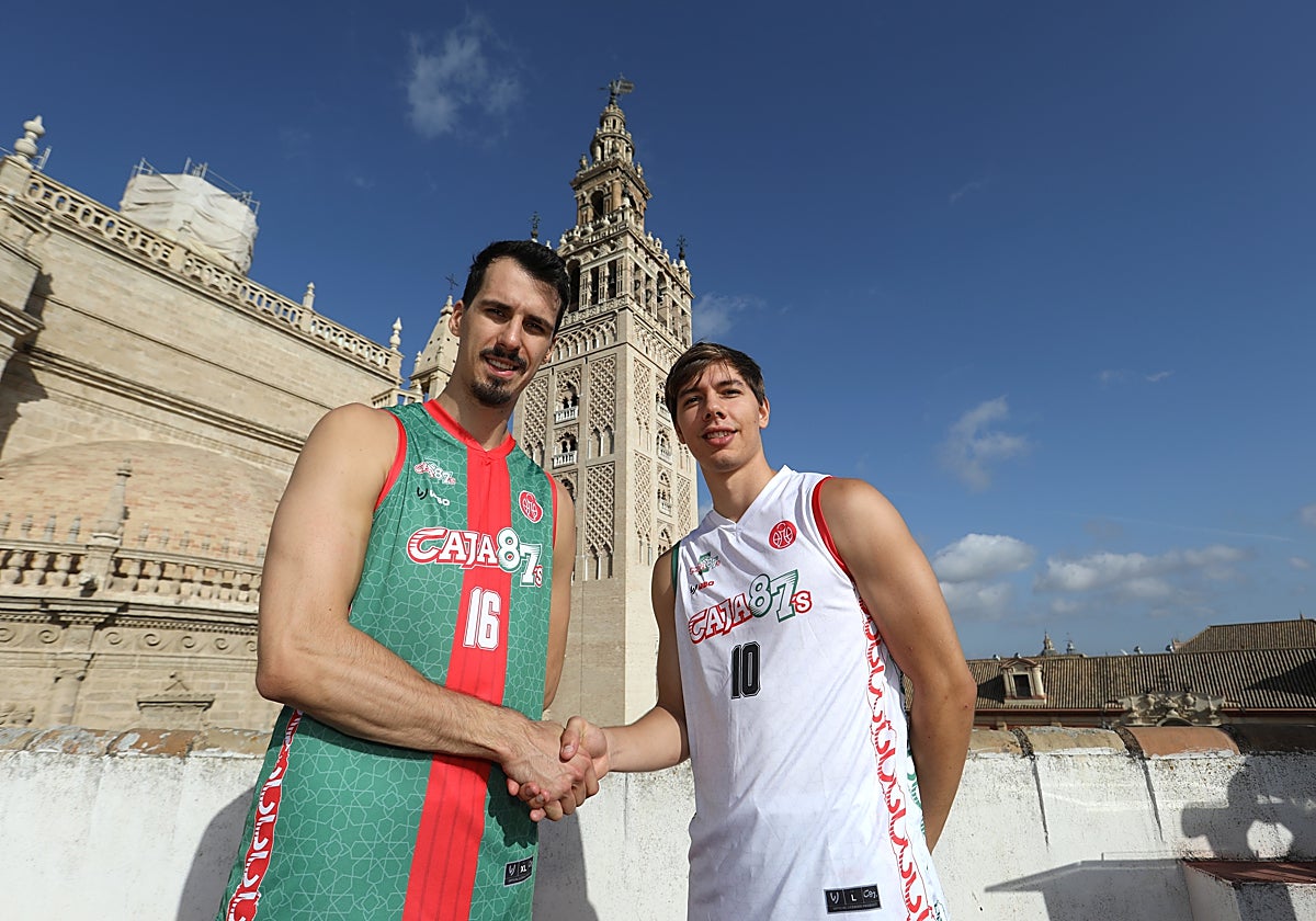 Dedovic, junto con Álvaro Herrera, en la presentación de las camisetas del curso 2024-25