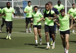 Varios futbolistas del Betis, en el entrenamiento de este jueves