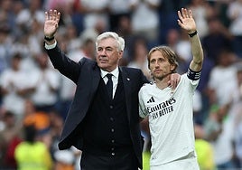 El Bernabéu se rompe en dos en una tarde de despedidas para la historia del Madrid