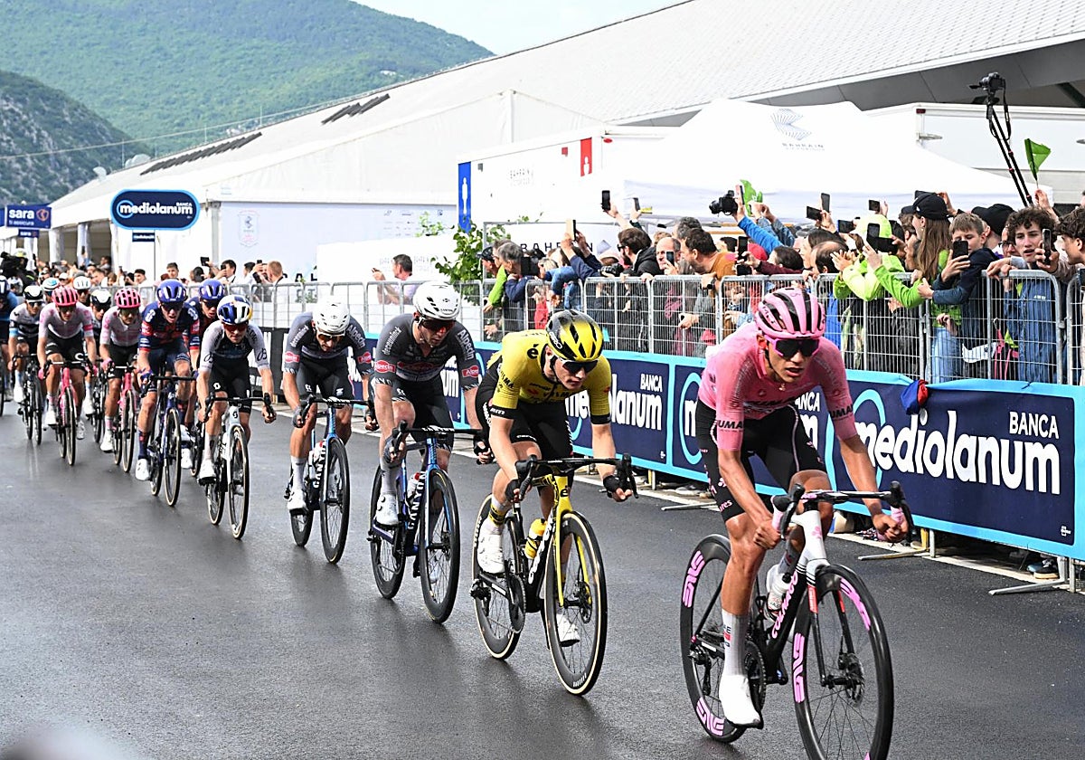 Una caída masiva dinamita el Giro y compromete las opciones de Ayuso