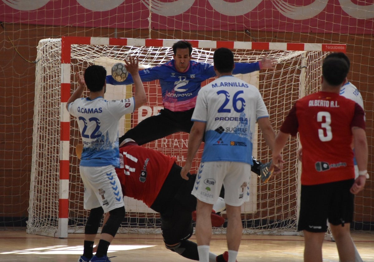 El portero del Contazara Zaragoza se estira para detener un lanzamiento de Morgado