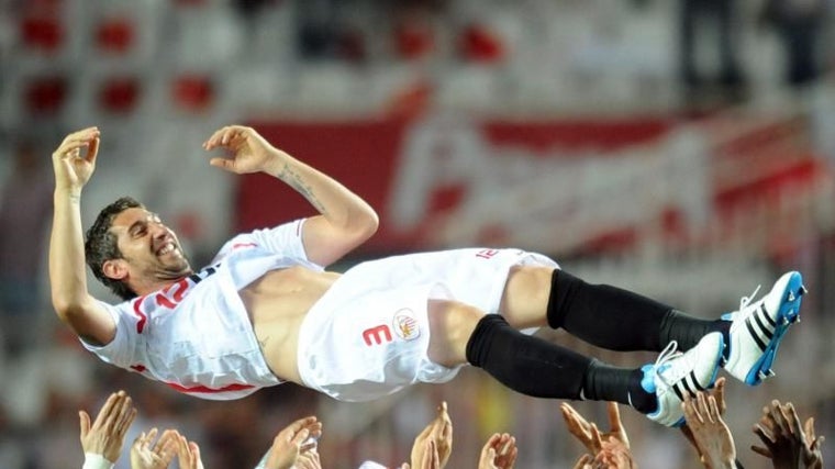El defensa Dragutinovic, manteado en su despedida del Sevilla y del fútbol en 2011