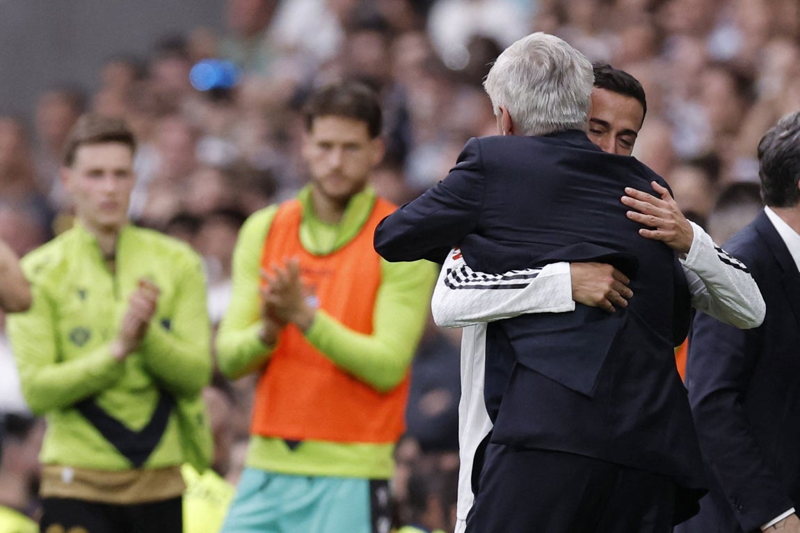Lucas Vázquez abraza a Carlo Ancelotti tras ser cambiado.