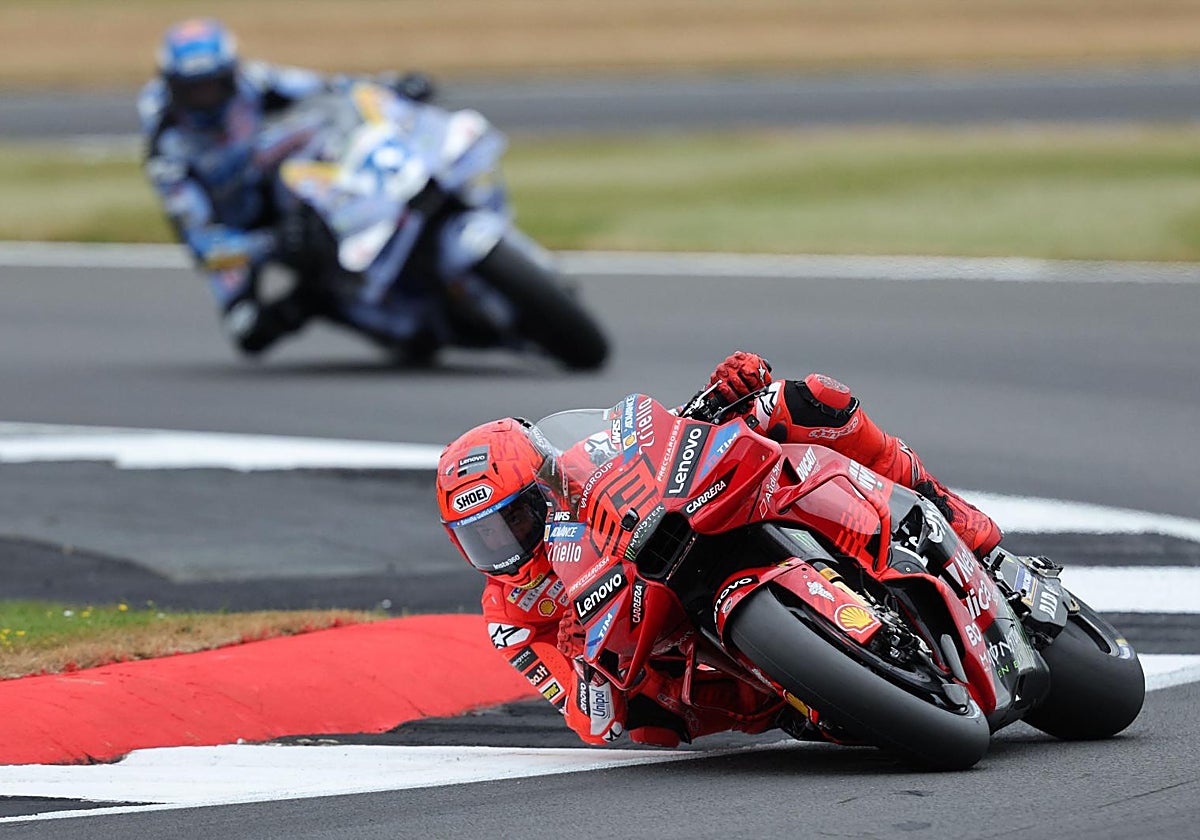 Marc Márquez pilota por Silverstone durante la clasificación