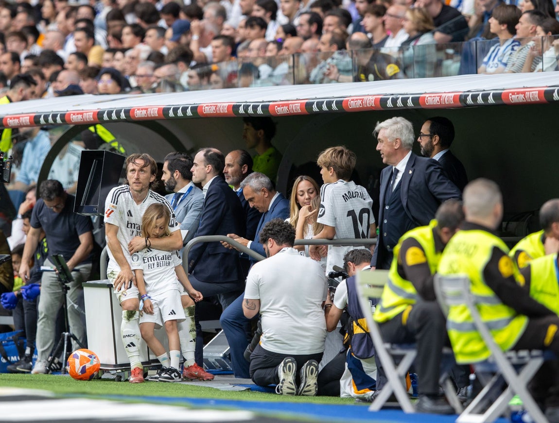 Modric en el banquillo junto a su familia.