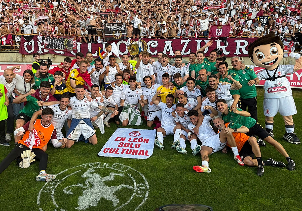 Los jugadores y el cuerpo técnico de la Cultural Leonesa celebran el ascenso con su afición