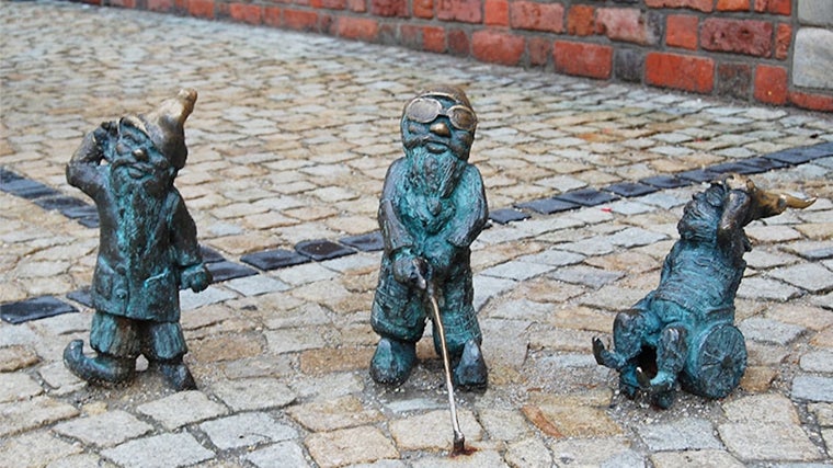 Estatuas de gnomos que decoran las calles de Breslavia