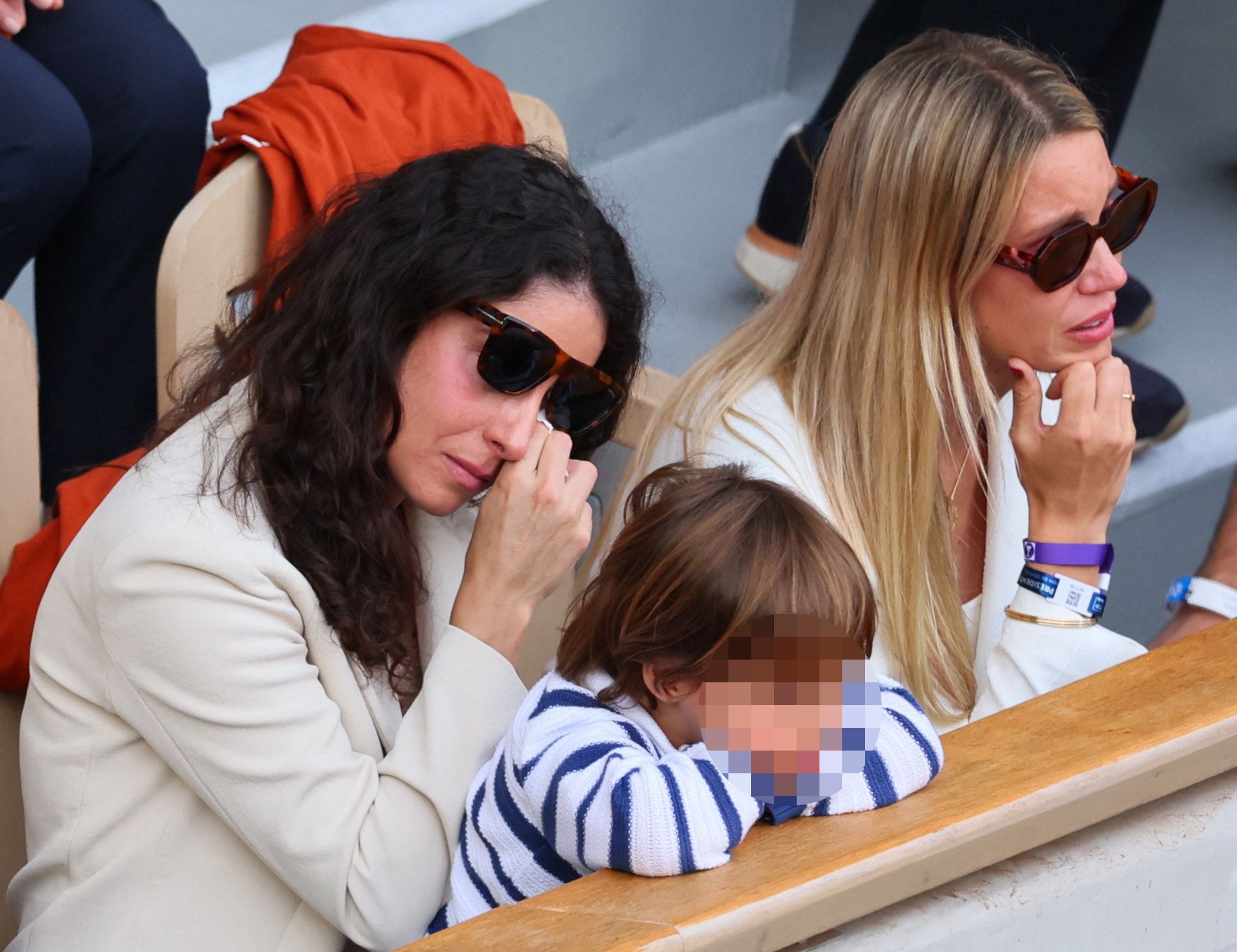 La mujer de Nadal, Maria Francisca Perello, junto a su hijo. 