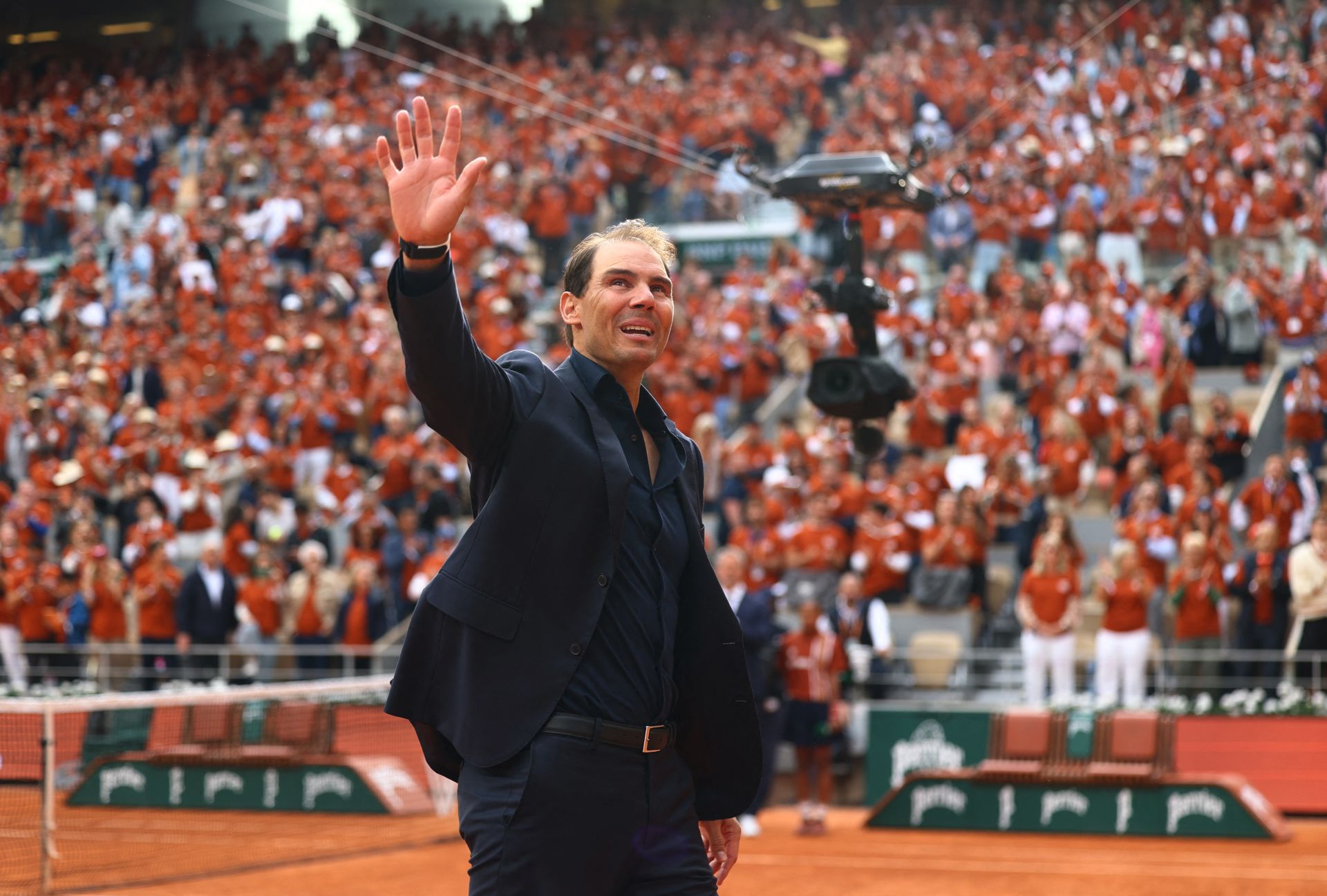 Nadal, visiblemente emocionado, saluda a la grada. 