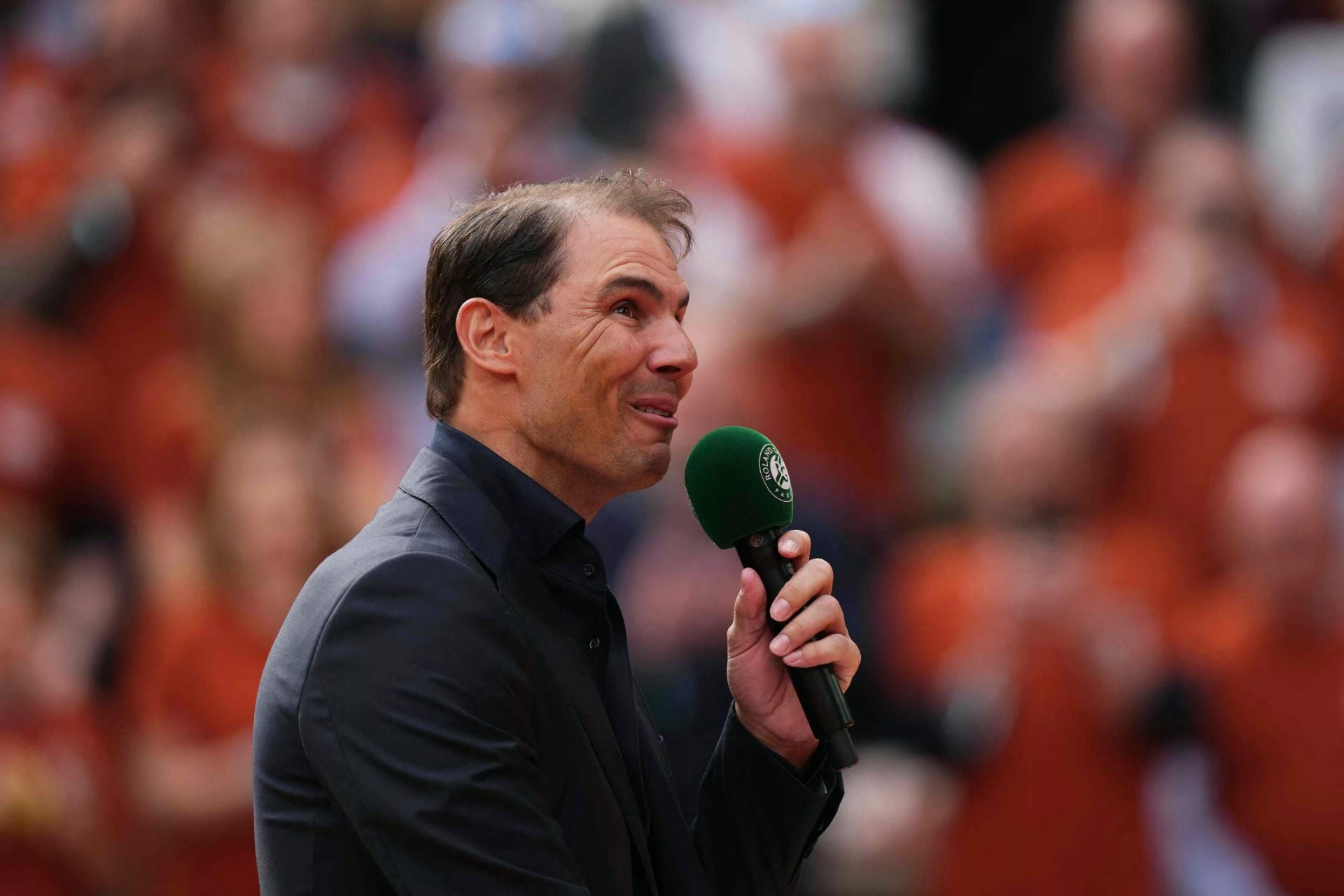 Nadal, entre lágrimas, habla para el público de Roland Garros. 