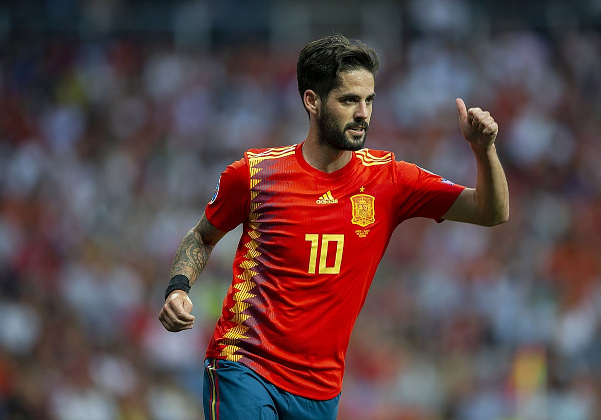Isco jugando un partido con la Selección Española