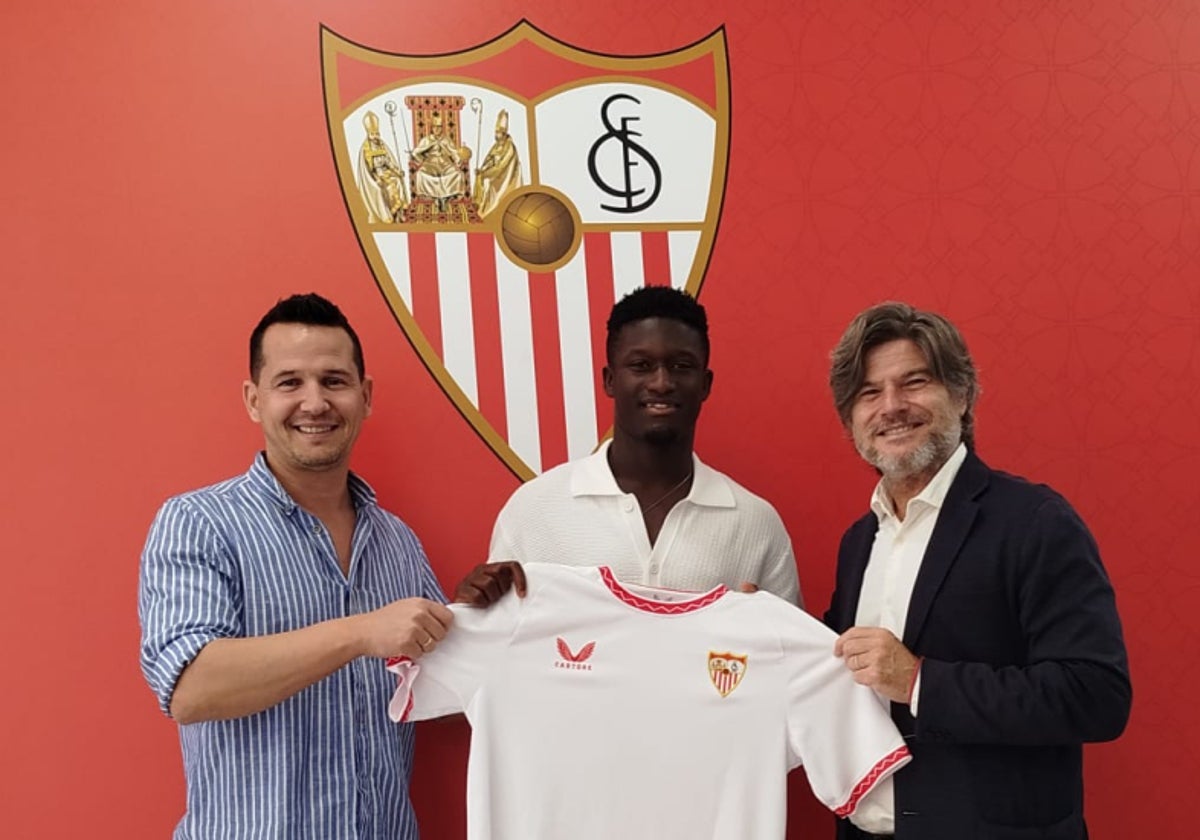 Bakary Sow posando con la camiseta del Sevilla tras su renovación