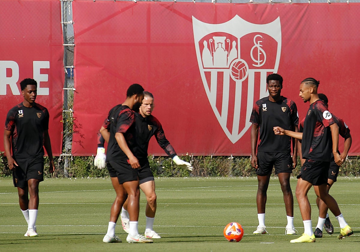 El Sevilla, en un entrenamiento reciente en la ciudad deportiva sevillista