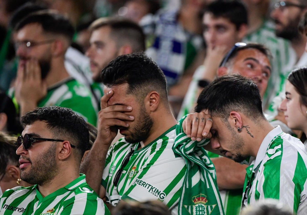 Aficionados del Betis lamentan la derrota en la final de la Conference League ante el Chelsea