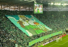 El Himno del Betis y un espectacular tifo con el Rey San Fernando recibieron a los de Pellegrini en la final de la Conference