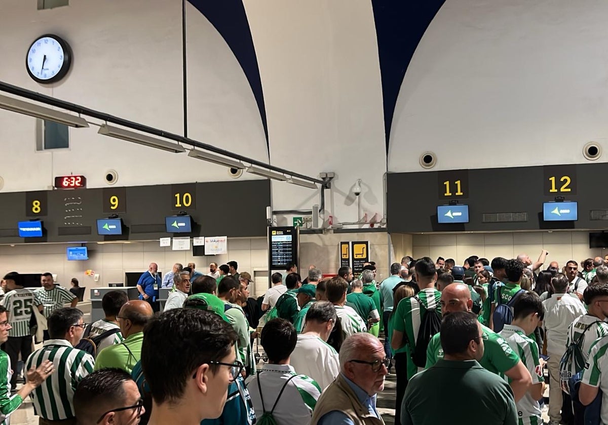 Miles de seguidores béticos esperando para volar a Breslavia para ver la final Betis - Chelsea
