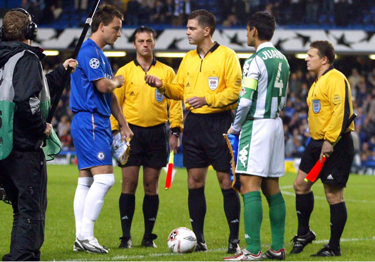 John Terry y Juanito, en el sorteo de campo previo al Chelsea - Betis de la Champions 2005-06