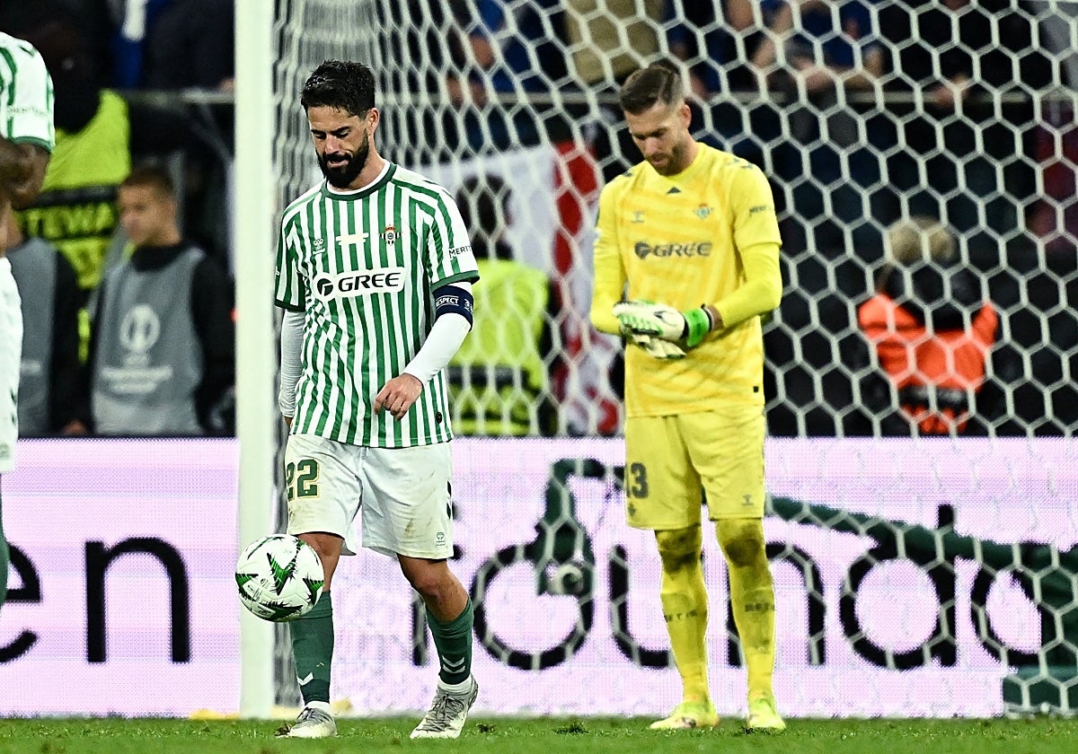 Isco y Adrián se lamentan durante la final Betis - Chelsea