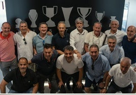 Un grupo de exfutbolistas del Sevilla visita las instalaciones del primer equipo en la ciudad deportiva