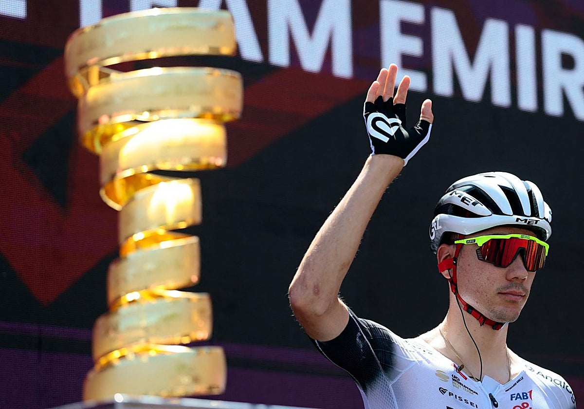 Juan Ayuso, con el trofeo 'Senza Fine'