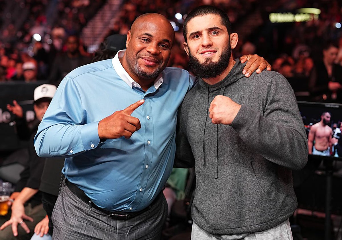 Daniel Cormier, junto a Islam Makhachev