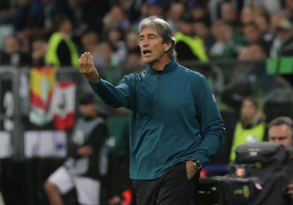 Manuel Pellegrini hace una señal durante el Betis - Chelsea de la final de la Conference League