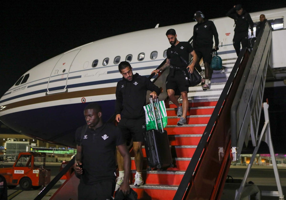 Mendy, Ricardo e Isco bajan la escalerilla del avión que trajo al Betis de vuelta desde Breslavia