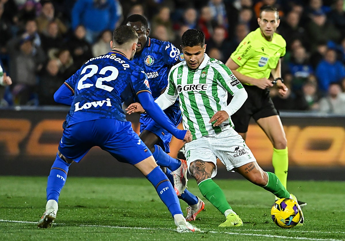 Cucho Hernández, durante un partido con el Betis