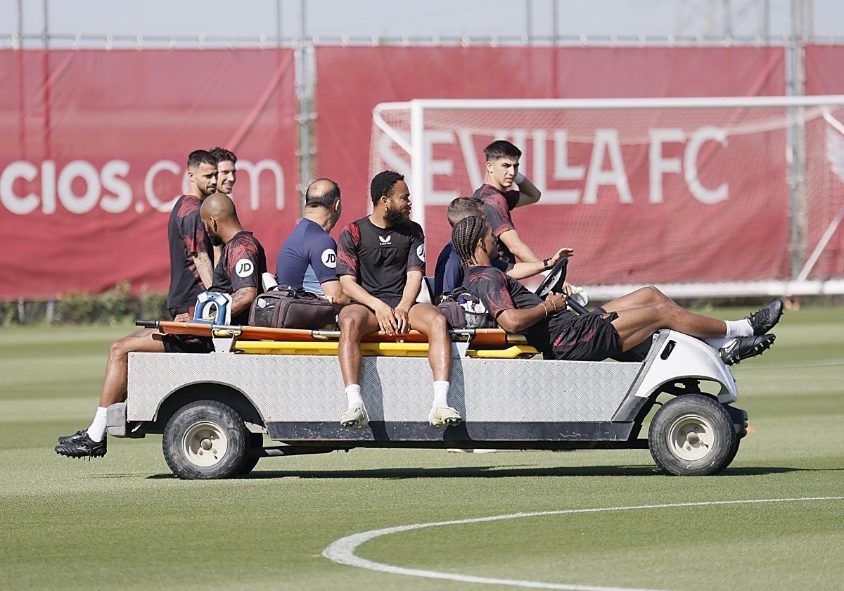Los futbolistas del Sevilla, antes de uno de los últimos entrenamientos