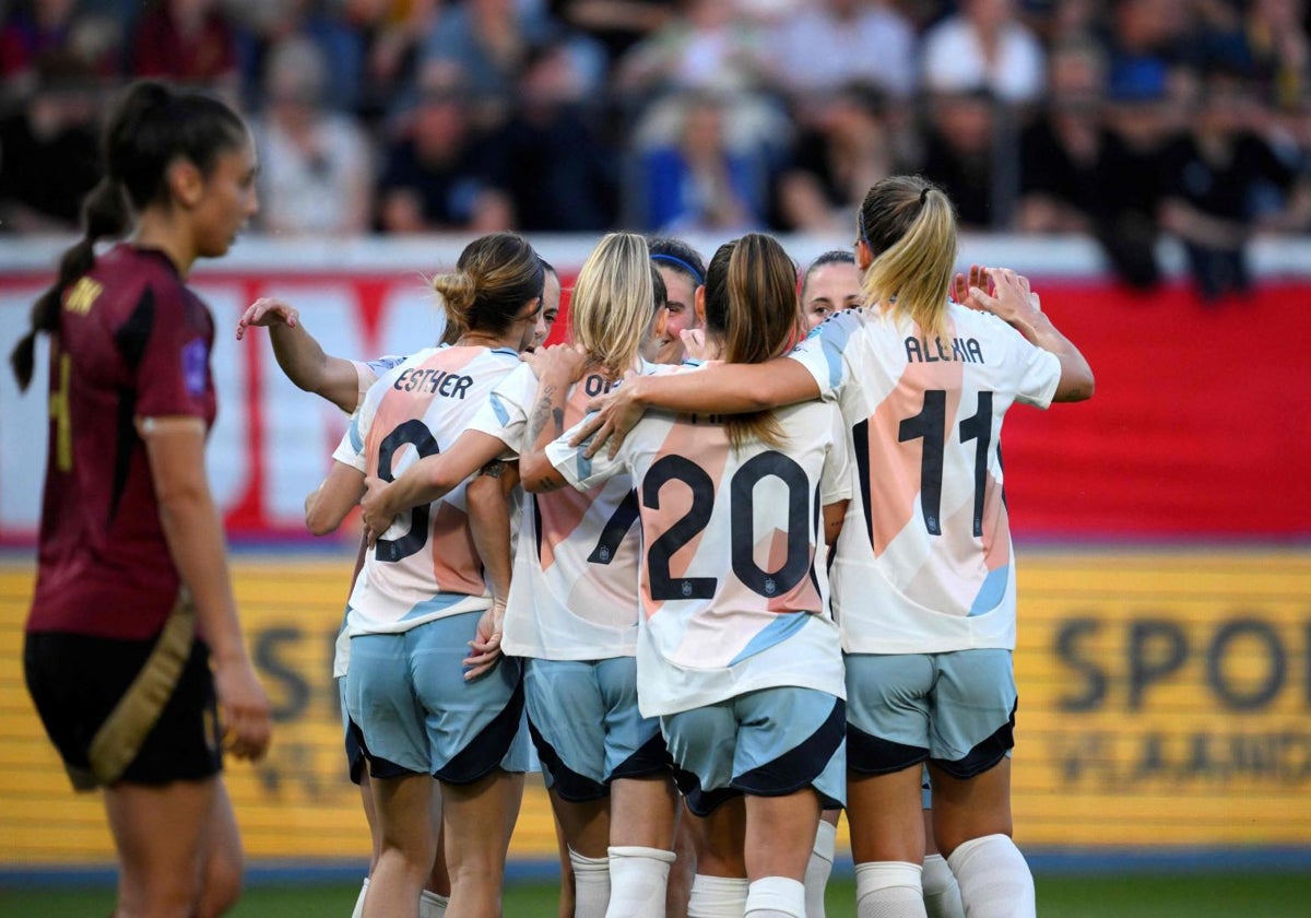 Las jugadoras de España celebran el gol de Esther