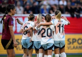 Las jugadoras de España celebran el gol de Esther