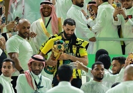 Benzema, con el trofeo de la King's Cup