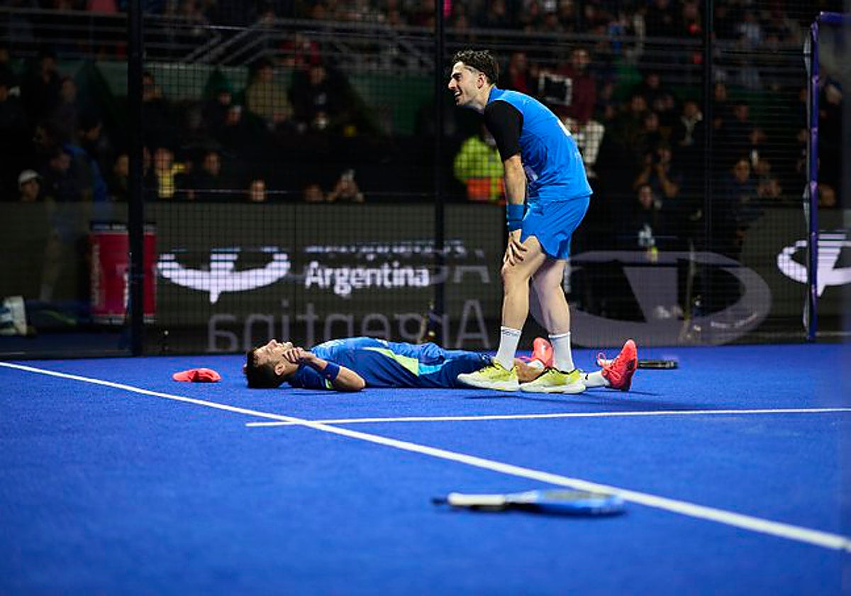 Momo, desde el suelo, y Jon celebran su pase a semifinales