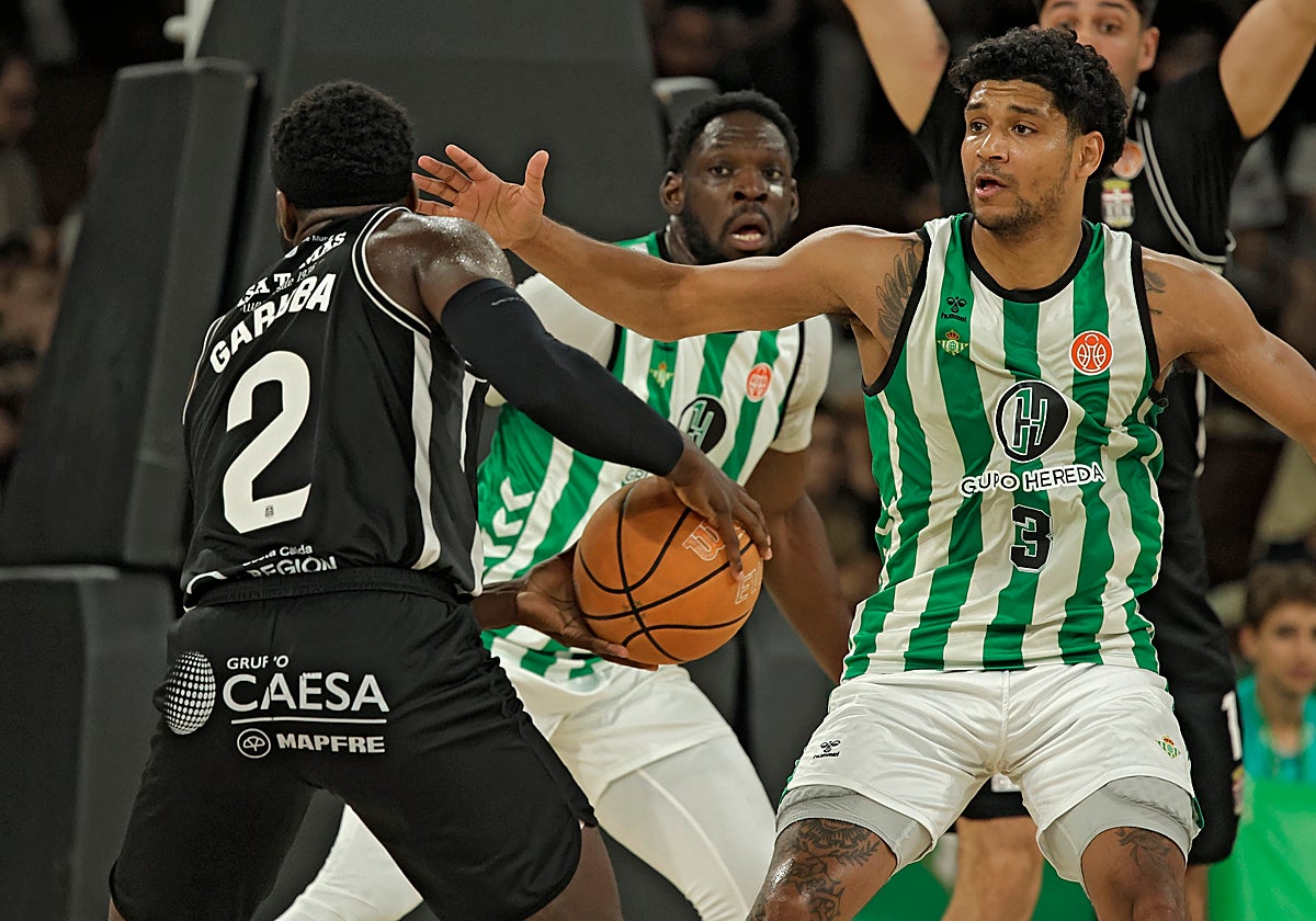 Hughes, defendiendo a Garuba en el quinto partido de la serie entre el Betis Baloncesto y el Cartagena