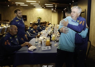 El abrazo de Ancelotti y Antony en su regreso a la selección brasileña