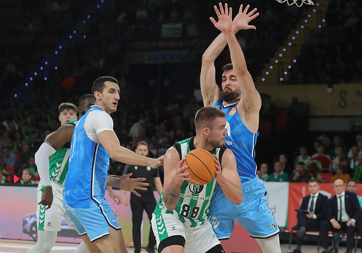 Radoncic, defendido por dos jugadores del Movistar Estudiantes