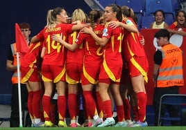 Las jugadoras de España celebran el primer gol de Claudia Pina