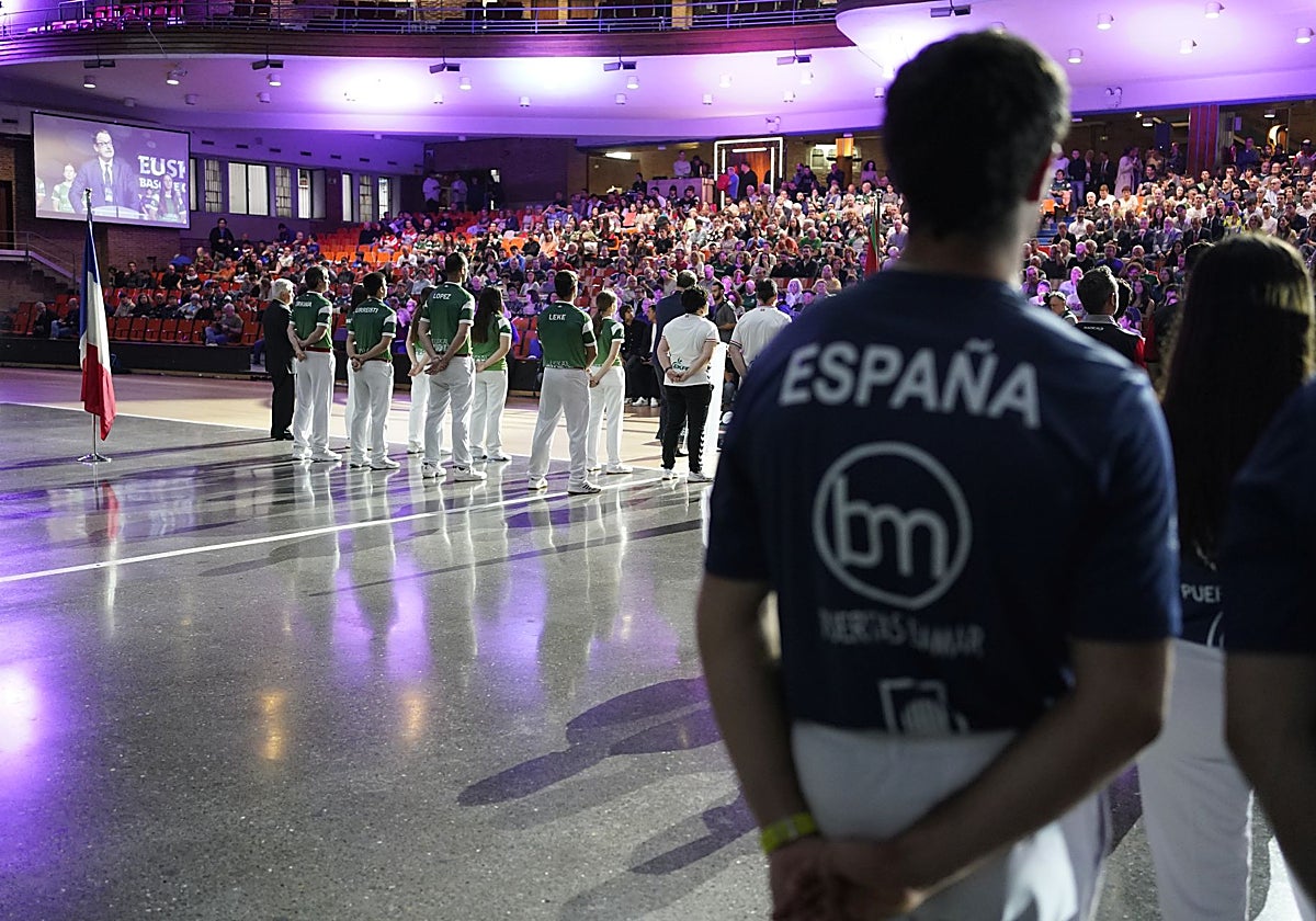 Las selecciones de Euskadi y España, durante la ceremonia de inauguración