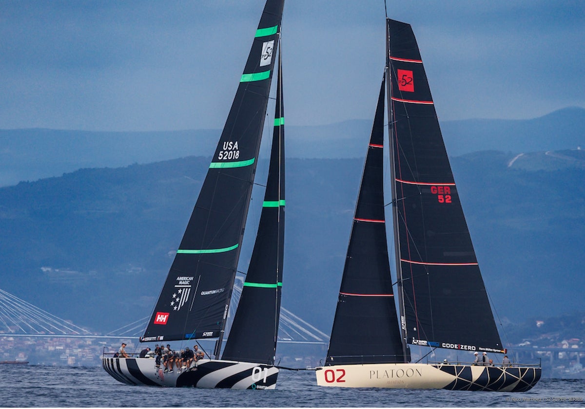 American Magic Quantum Racing y Platoon navegando en aguas gallegas en un día gris