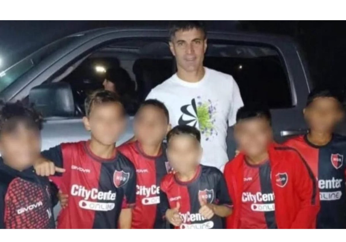 Castigan a seis niños del Newell's argentino por hacerse una foto con un jugador del máximo rival