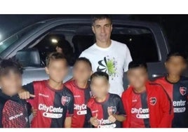 Castigan a seis niños del Newell's argentino por hacerse una foto con un jugador del máximo rival